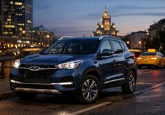 Chery Tiggo 4 в вечернем городе